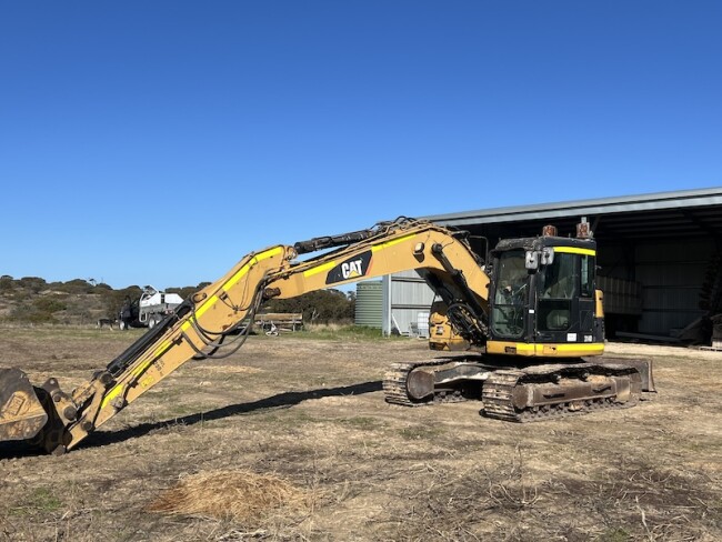 002c CAT Excavator2