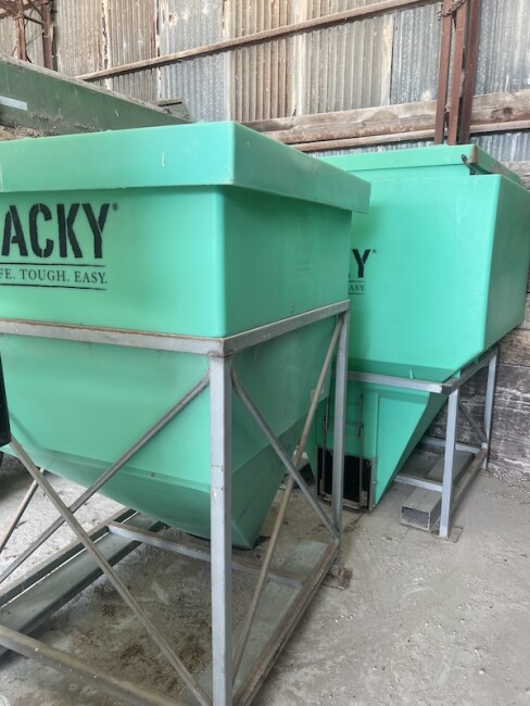 041 042 Jacky Bins