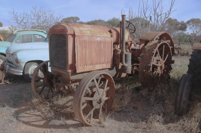 1 McCormick Dearing 1530 tractor a