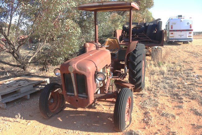 14a Dexta tractor was running ideal for parts or restoration a v2