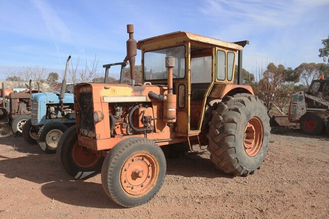 18 Chamberlain 354 cab tractor a