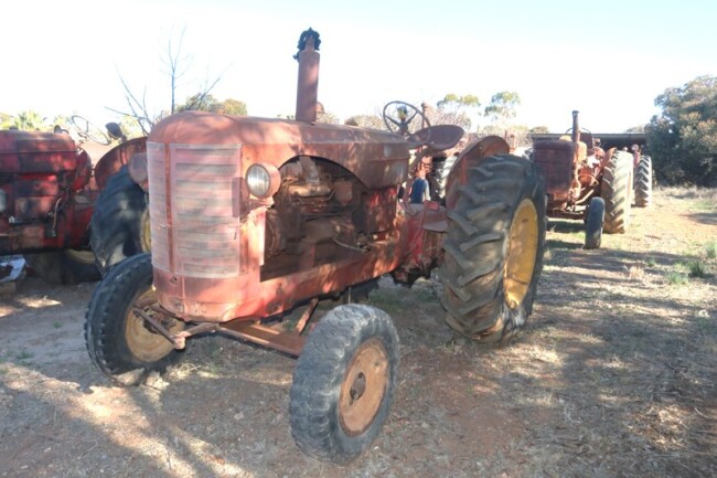 29 Massey Ferguson 745 tractor L4 Perkins motor 3