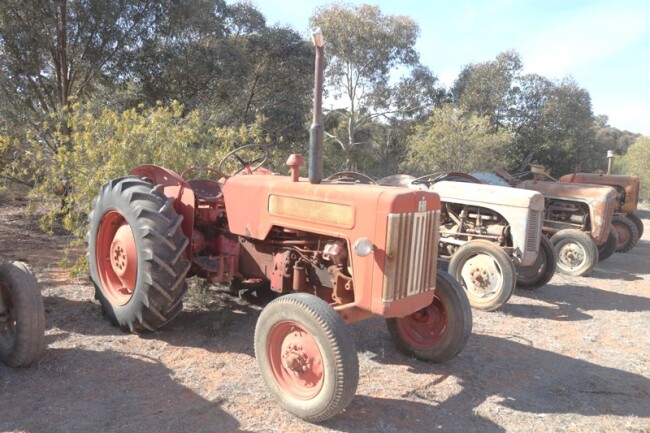 49 International B 414 tractor a