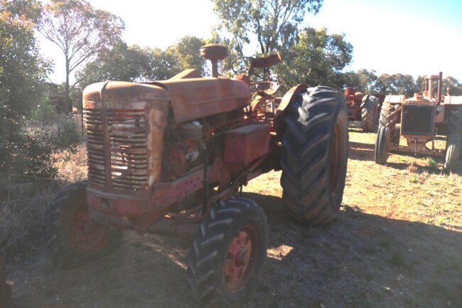 51 International WD 7 diesel tractor with front hydraulic blade attachment a