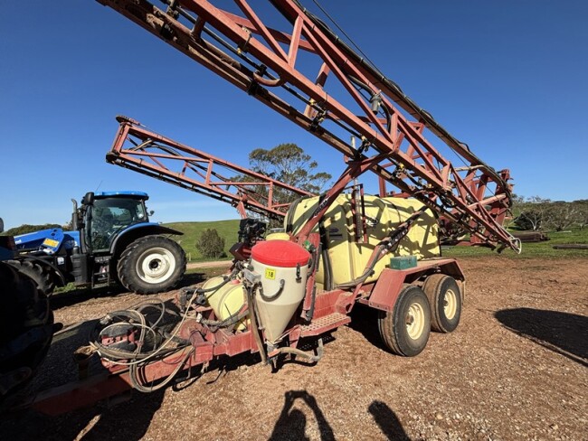 Lot 18 Hardi Boomspray 4224