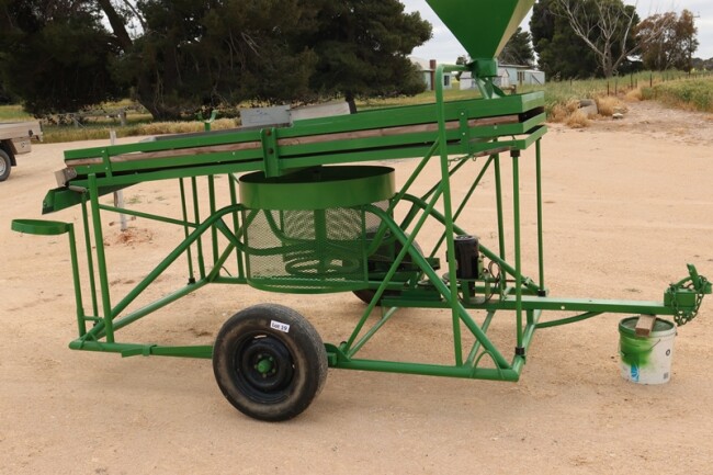 Lot 19 Orbital grain cleaner + screens 1