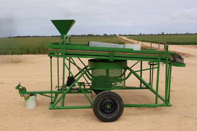 Lot 19 Orbital grain cleaner + screens 2