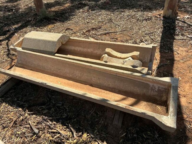 068 16 foot water trough with stands