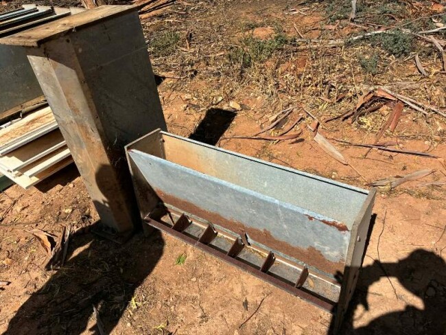 071 6 x pig feeders stainless steel bottoms