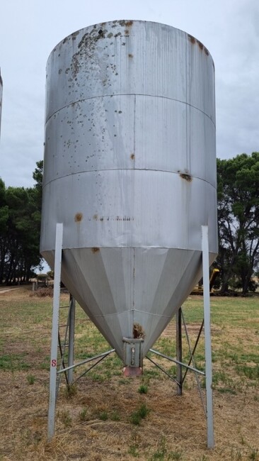 LOT 16 No.8 Grain Silo 150 bag 