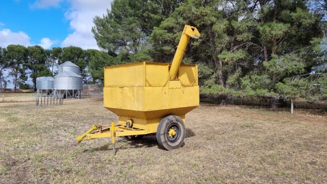 LOT 24 Grain feeder bin 60 bag 3