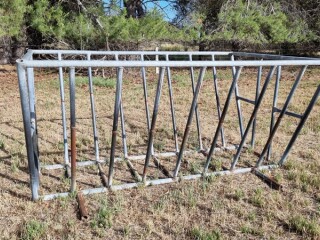 LOT 42 Hay feeder 1