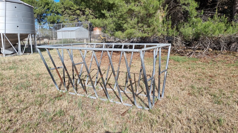 LOT 42 Hay feeder 2