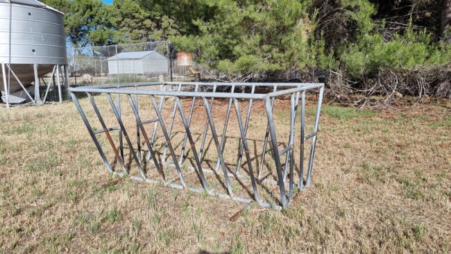 LOT 42 Hay feeder 2