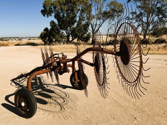 Lot 02 Vicon Hay Rake