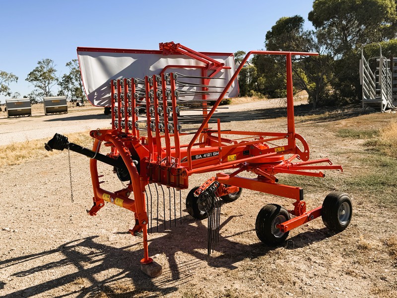 Lot 03 Kuhn GA4121 GM Hay Rake 2