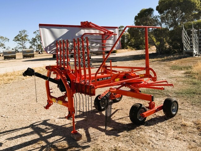 Lot 03 Kuhn GA4121 GM Hay Rake 2