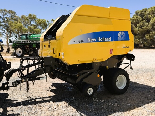 Lot 04 2012 New Holland Round Baler BR7070 1