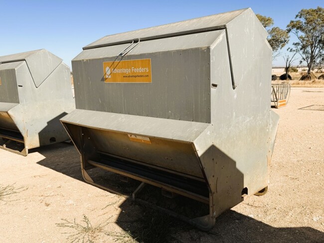 Lot 60 1 x Advantage Feeder