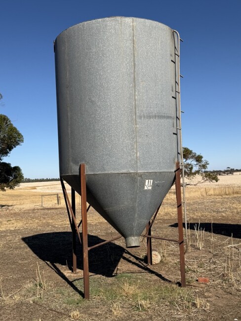 Lot 76 110 bag Maitland Engineering Silo