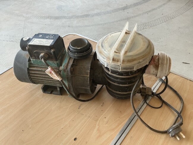 Lot 1 Swimming pool pump.
