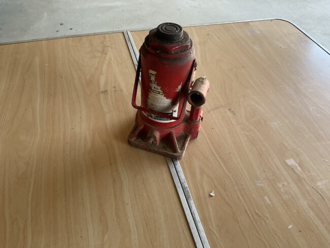 Lot 4 Hydraulic Jack 