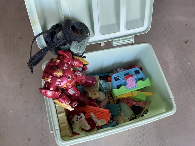 Lot 20 tub of toys