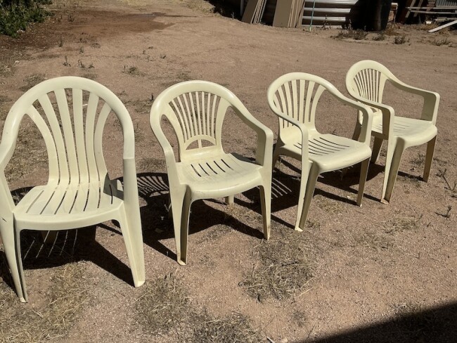 Lot 30 Plastic chairs