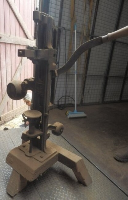 09 Wine Spirit bottling press