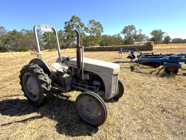 010a Massey Ferguson 1956 tractor 1