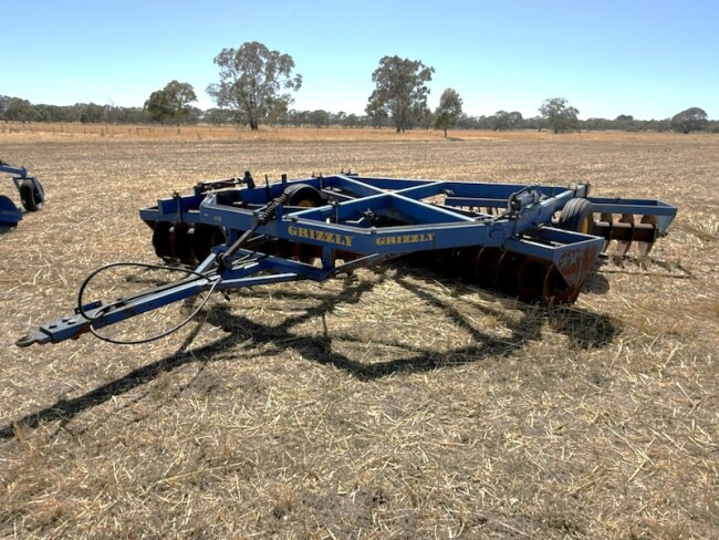 014b Grizzly 40S offset disc plough 2