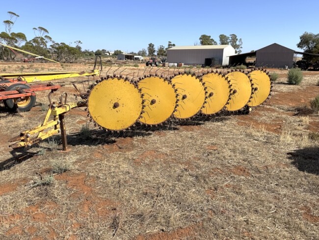 017a Mobilco 6 wheel 4m hay rake 1