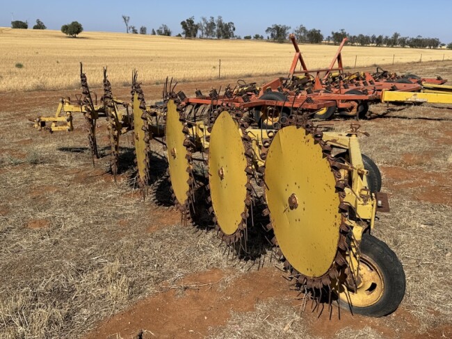 017b Mobilco 6 wheel 4m hay rake 2