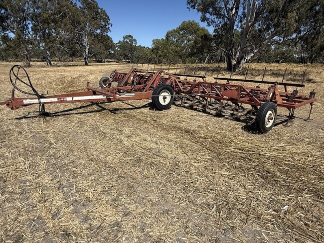 019a Napier 642 wideline folding cultivator 1