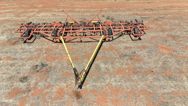 021a Alfarm folding 33 scarifier 1