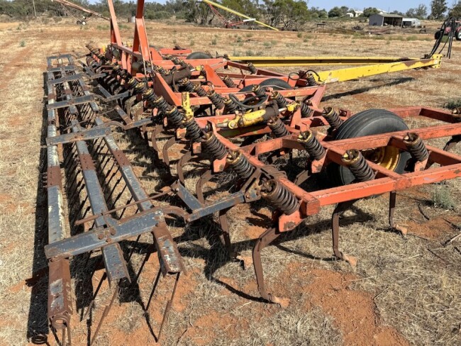 021b Alfarm folding 33 scarifier 2 