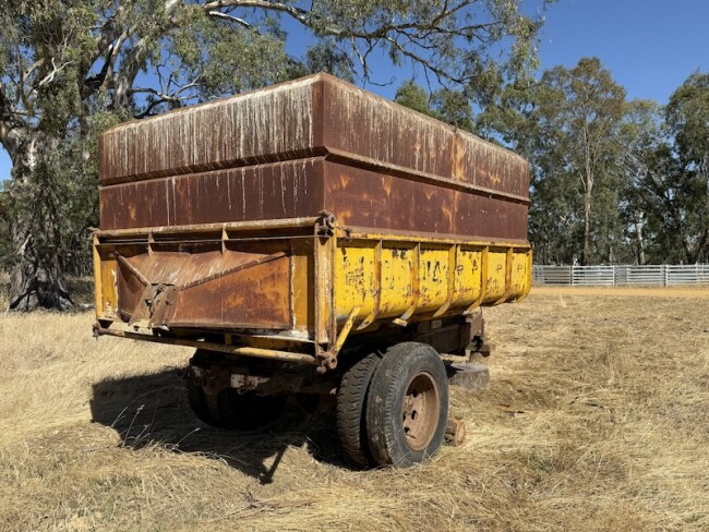 034b Steel grain bin on heavy duty trailer 2