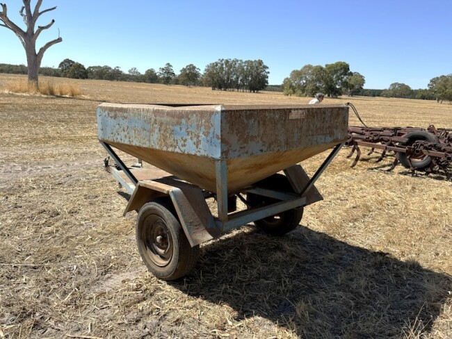 054b Grain feeding out trailer with remote 2