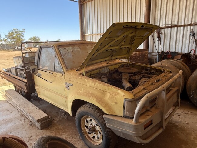 072a Mazda B2600 4 x 4 utility 1