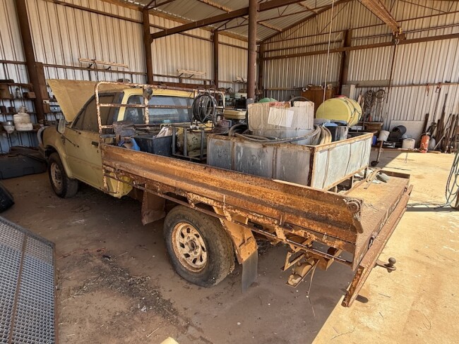 072b Mazda B2600 4 x 4 utility 2