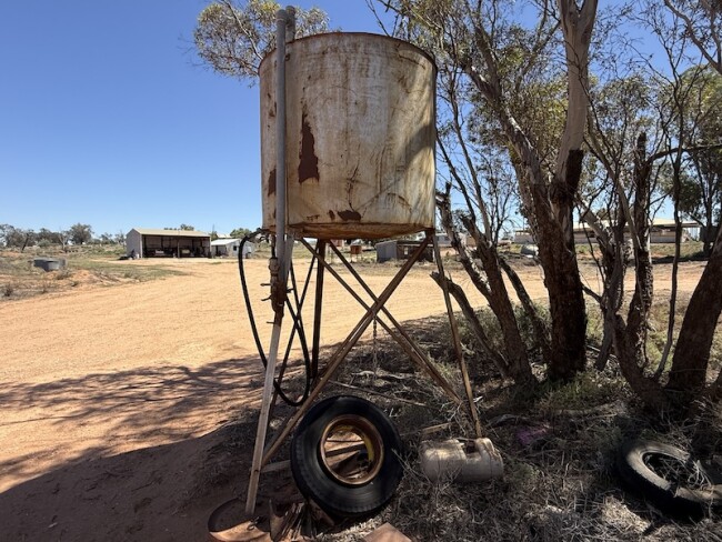 095 Fuel tank overhead three legs bottom fill 2