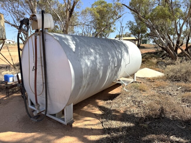 095b Fuel tank diesel galvanised steel on frame approx. 6000lt 2