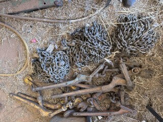 119 Chains x 3 with 7 x dogs