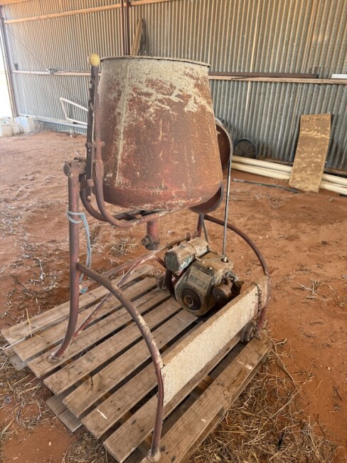 121 Cement mixer petrol motor