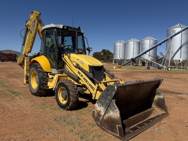 160a New Holland tractor with FEL Backhoe 1