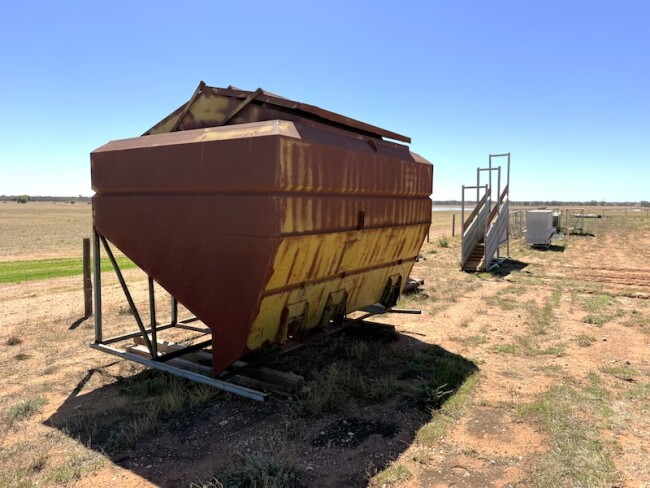 173 Vennings 3 shoot feeding out bin