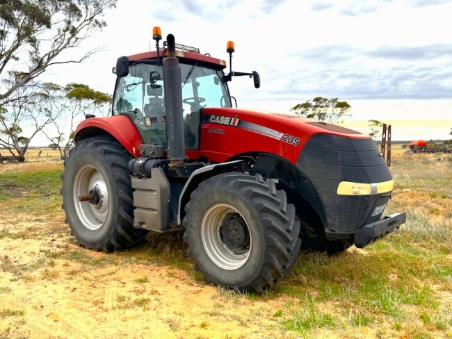 002a 5 Magnus 235 tractor 11