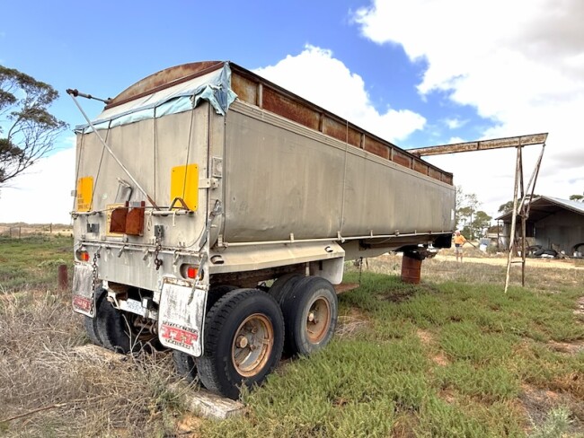 011b 32 McGrath bogey wheel tipper traile 6