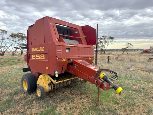 026a 65 New Holland 655 round baler 2