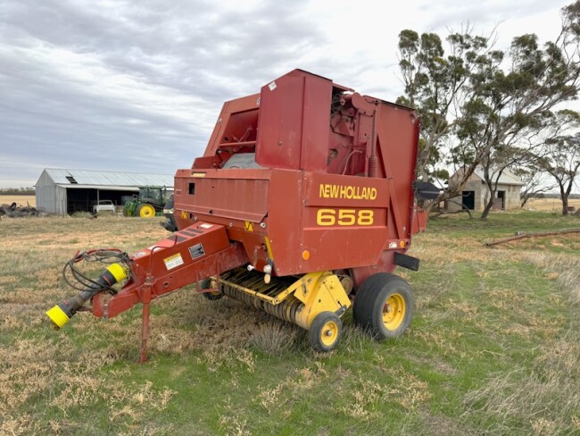 026b 66 New Holland 655 round baler 3
